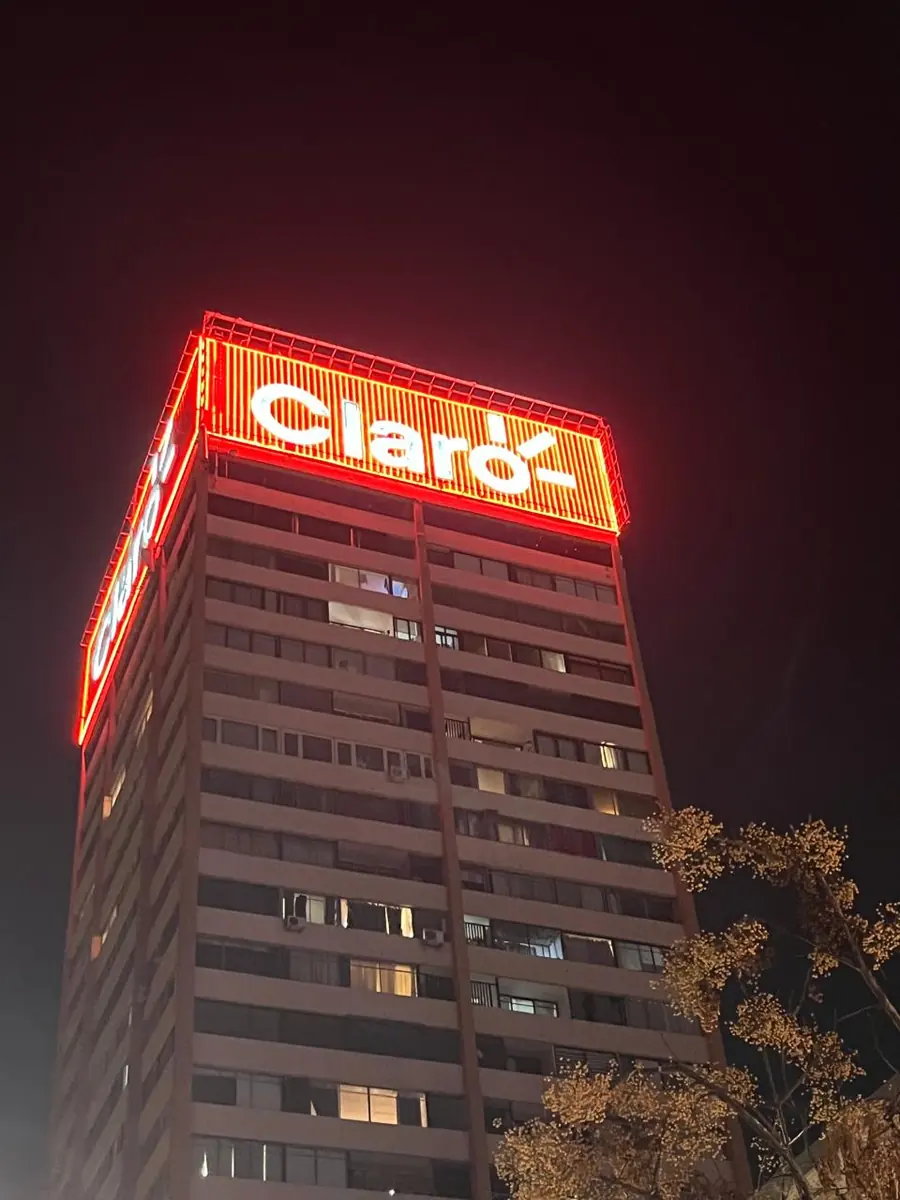 Letrero luminoso de gran formato instalado en la azotea de un edificio en Santiago