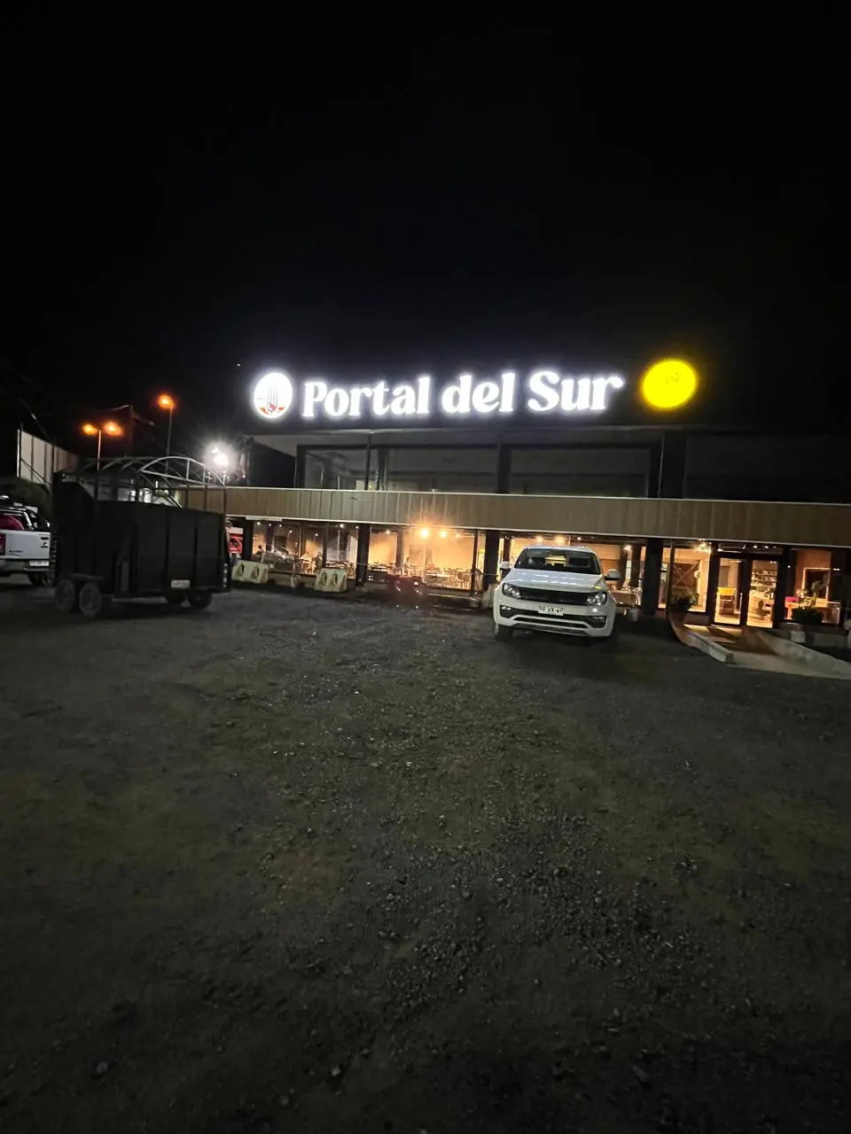 Letras corpóreas iluminadas instaladas en la fachada de un centro comercial